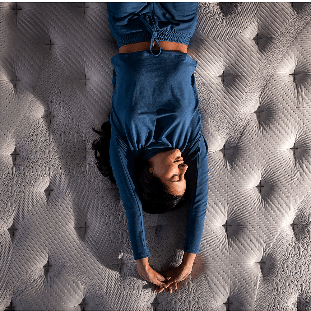 Quarto completo decorado com cama Ortobom